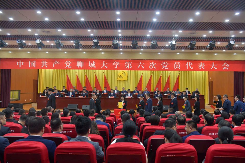 在雄壮的国歌声中